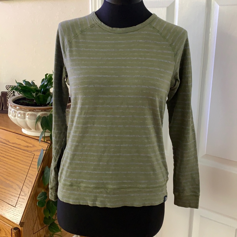 Women’s The North Face long sleeve shirt